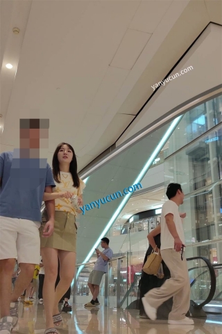 XM436绿色超短裙美女和男朋友逛街，白色内内