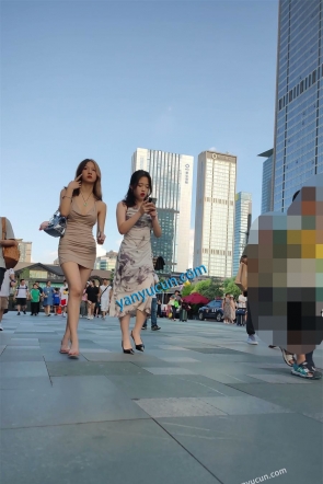 XM477黄色性感包臀裙美女和闺蜜逛街，粉色一次性内裤