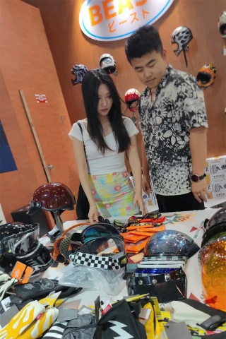 XM308极品美女穿着短裙和男朋友逛展会，蓝色内屁股半透明内