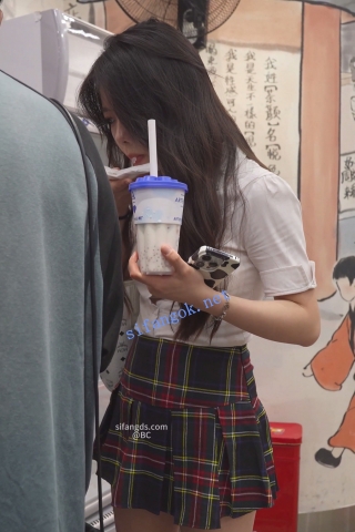 (BC-SSS-097)离谱超短裙制服美女..买奶茶被CD花内镜头贴着屁股