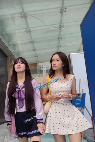 XM441JK制服超极品清纯美女和闺蜜逛街，撅着屁股白色内内漏毛