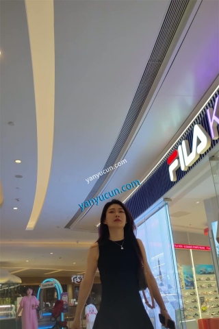 XM430黑色连衣裙黑丝美女和男朋友逛街吃饭，紫色内屁股半透明