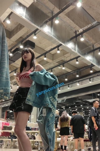 XM439牛仔短裙超极品美女逛街买衣服，粉白内内