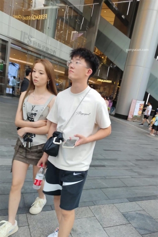 XM255灰色超短裙小姐姐和男朋友逛街，白色内内