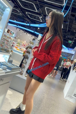 trump1406【KFC】短裙学生妹和男友甜蜜逛街·肉色丝袜白色内内前后CD