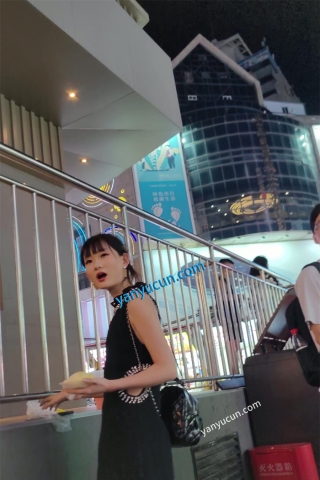 XM402黑色连衣裙女大学生和同学逛夜市，白色内内