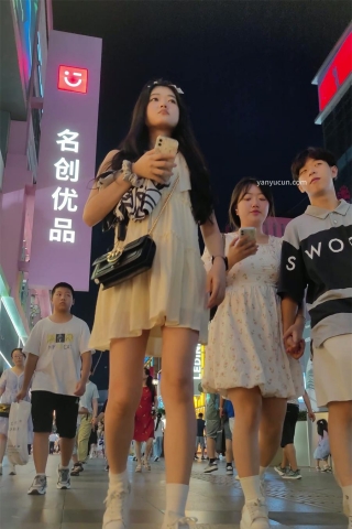 XM274白色连衣裙小姐姐和额闺蜜逛街，白色内内