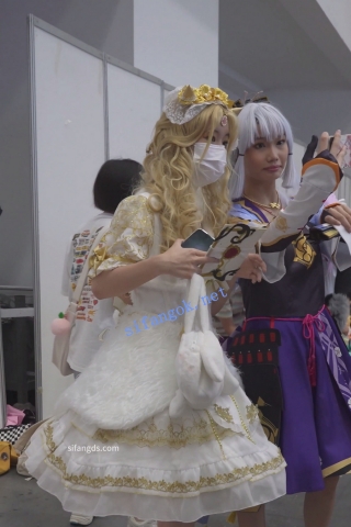 【xxn-329】金发公主裙小姐姐..卡通粉内勒出13缝正面露黑色