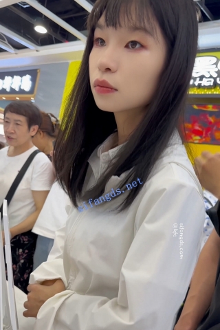 trump1281【KFC】JK制服学生妹和男友逛街·短裙过膝白丝白内怼着脸CD