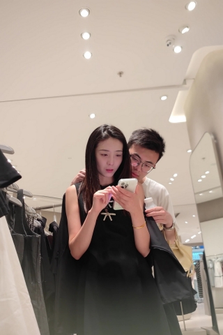 【YXJN】001黑色连衣裙美女跟老公逛街长时间抄底