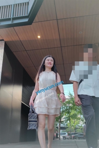 XM424粉色连衣裙小姐姐和男朋友逛街，白色内