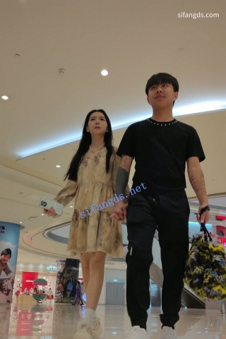 CS092【CSCD】黄色连衣裙美女扶梯男友还帮挡着还是抄底绿色内