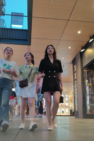 XM248黑色连衣裙美女和闺蜜出来逛街，白色内内